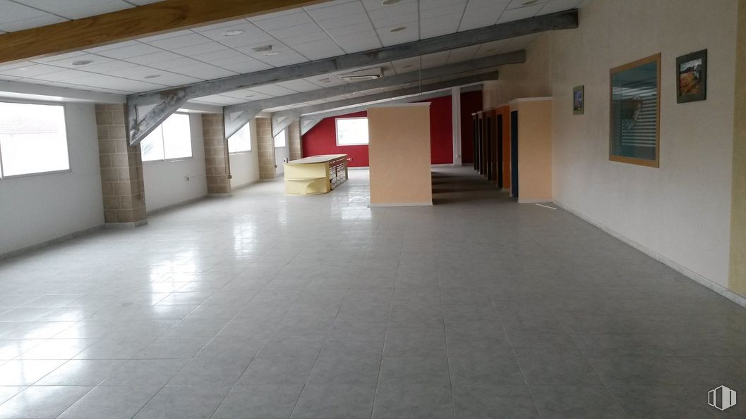 Industrial for rent at Calle Madrid, Fuente el Saz de Jarama, Madrid, 28140 with window, fixture, hall, tile flooring, interior design, flooring, floor, composite material, ceiling and building material around