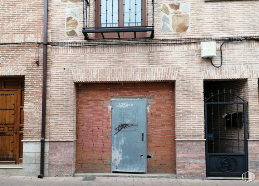 Retail for sale at Calle Carmen, Consuegra, Toledo, 45700 with door, window, wall, brick, brickwork, brown, composite material, home door, iron and concrete around