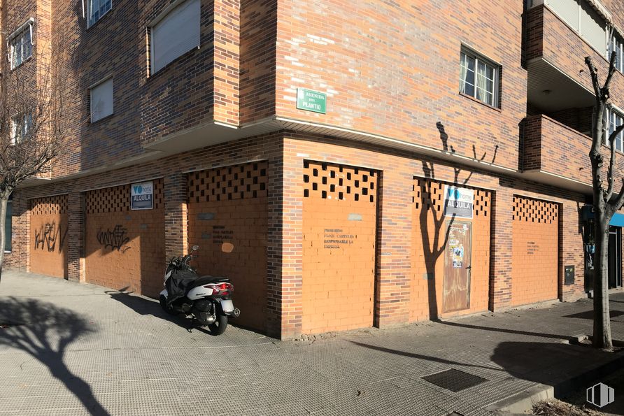 Local en alquiler en Avenida Plantío, Coslada, Madrid, 28820 con motocicleta, ventana, edificio, neumático, rueda, superficie de carretera, luz solar, albañilería, asfalto y ladrillo alrededor