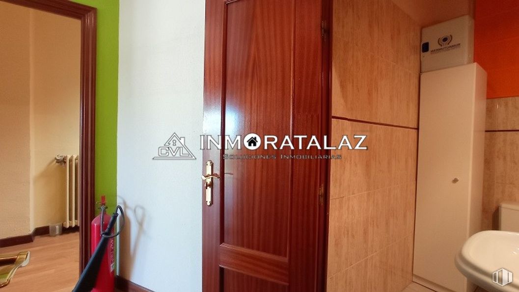 Local en venta en Avenida de Moratalaz, Moratalaz, Madrid, 28030 con armario, fregadero, marrón, propiedad, accesorio, madera, puerta, piso, suelo y tinte para madera alrededor