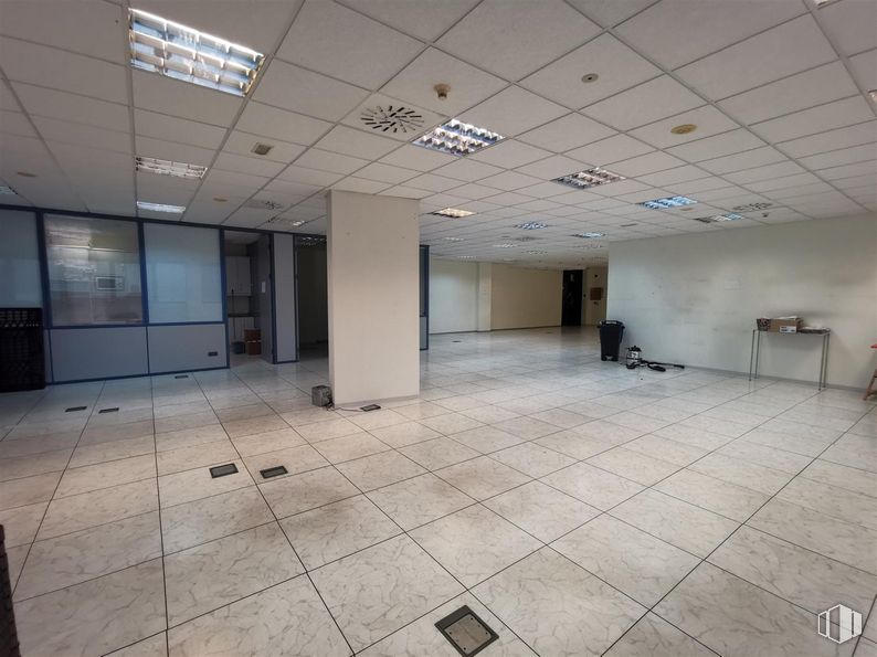 Oficina en alquiler en Calle Cronos, San Blas - Canillejas, Madrid, 28037 con lámpara, edificio, accesorio, suelos, suelo, hall, puerta, techo, vidrio y espacio alrededor