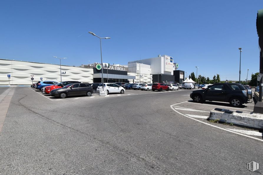 Oficina en venta en Calle Poeta José Hierro, 1, Pinto, Madrid, 28320 con coche, mesa de trabajo, luz de estacionamiento, cielo, rueda, neumático, vehículo, luz de la calle, vehículo de motor y neumático de automoción alrededor