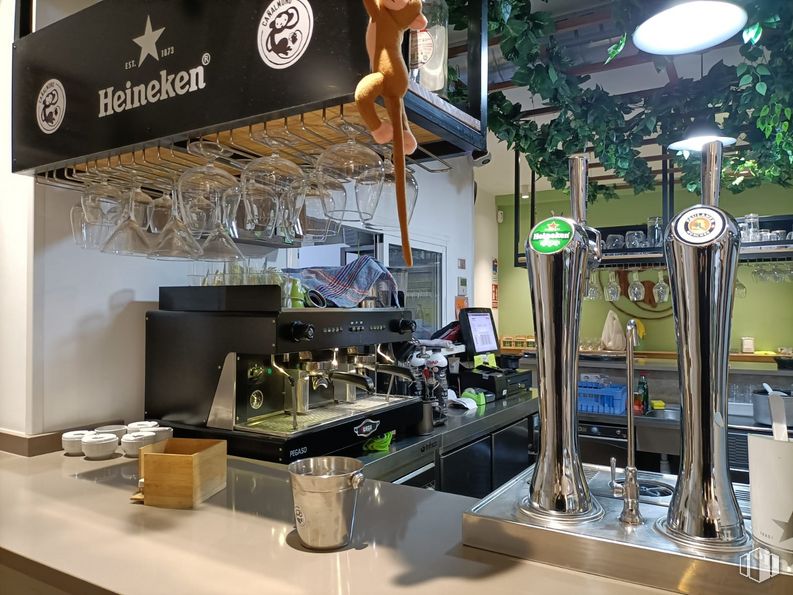 Local en alquiler en Calle Real, Villanueva de la Cañada, Madrid, 28691 con productos envasados, alumbrado, gafas, diseño automovilístico, edificio, luz de la calle, cocina, ingeniería, máquina y barware alrededor