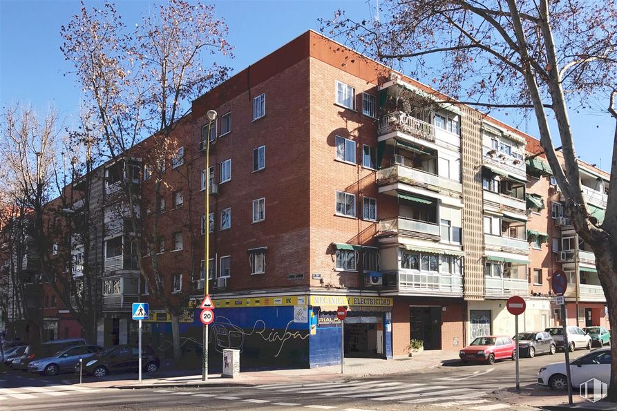 Retail for rent at Calle Jacobinia, 90, Carabanchel, Madrid, 28047 with car, sky, building, window, wheel, tree, tower block, architecture, urban design and vehicle around