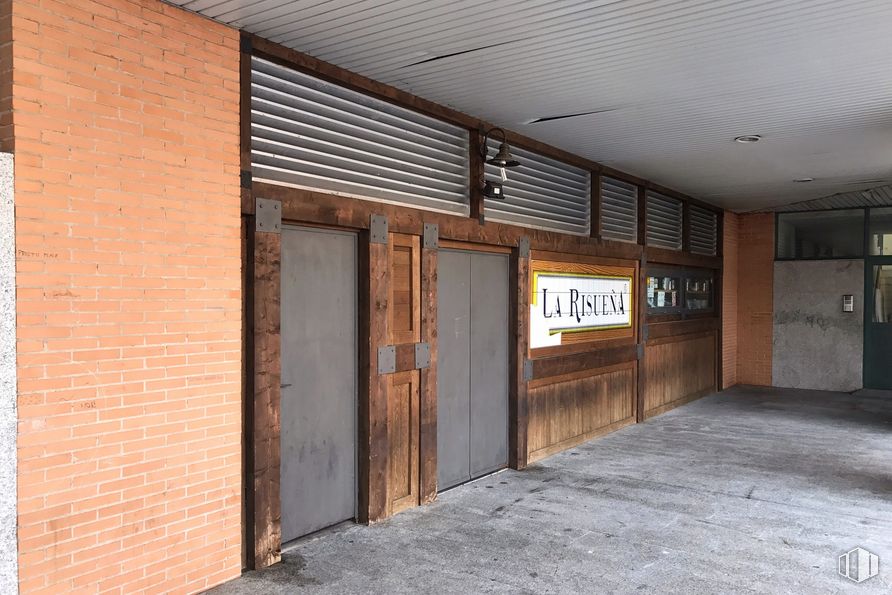 Local en venta en Plaza Mayor, 8, Arroyomolinos, Madrid, 28939 con puerta, accesorio, madera, edificio, pared, material compuesto, tinte para madera, puerta de casa, fachada y suelo alrededor