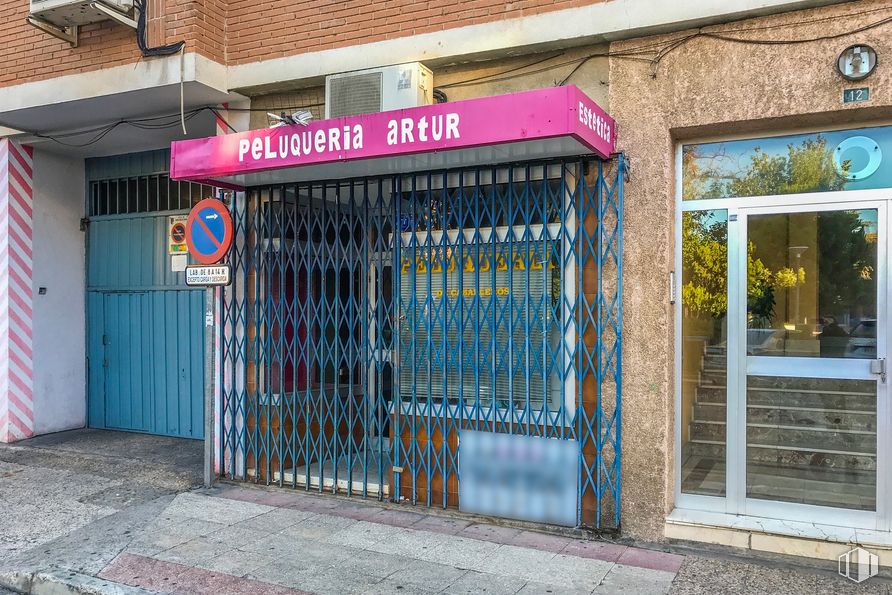 Retail for sale at Calle Puerto Bonaigua, 1, Torrejón de Ardoz, Madrid, 28850 with window, door, building, fixture, architecture, neighbourhood, wood, facade, gas and building material around