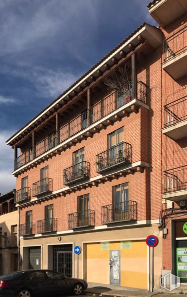 Retail for sale & for rent at Calle San Alfonso Rodríguez, Segovia, 40001 with car, building, sky, cloud, property, window, condominium, neighbourhood, urban design and residential area around