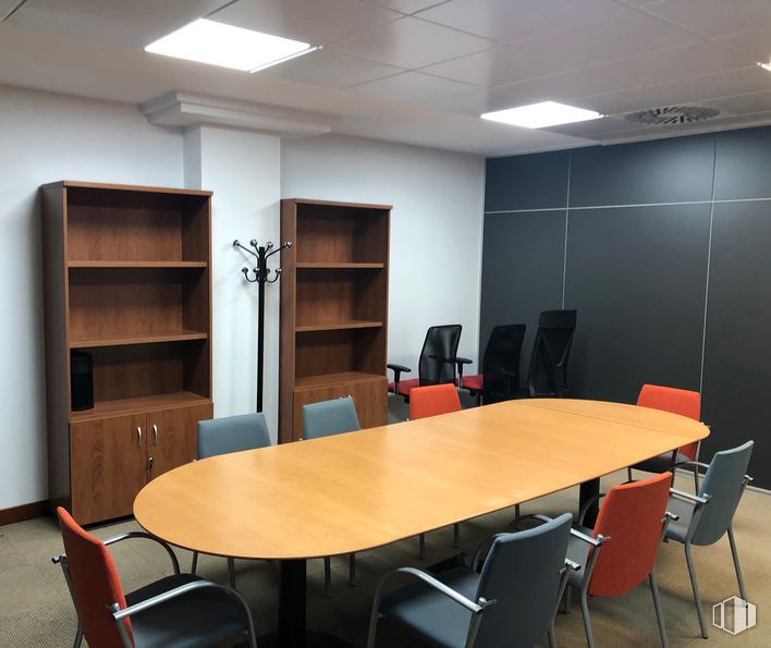 Oficina en alquiler en Avenida Labradores, 1, Tres Cantos, Madrid, 28760 con mesa, mueble, propiedad, edificio, silla, madera, diseño de interiores, suelo, piso y estante alrededor