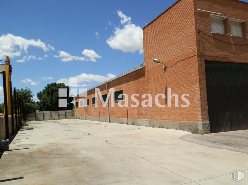 Nave en alquiler y venta en Zona industrial Mejorada, Mejorada del Campo, Madrid, 28840 con nube, cielo, ventana, asfalto, superficie de la carretera, edificio, diseño urbano, inmobiliario, árbol y ladrillo alrededor