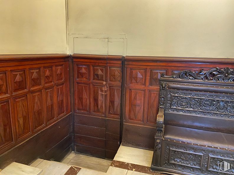 Retail for sale at Calle Felipe IV, Retiro, Madrid, 28014 with cabinetry, brown, furniture, drawer, wood, chest of drawers, varnish, wood stain, flooring and floor around