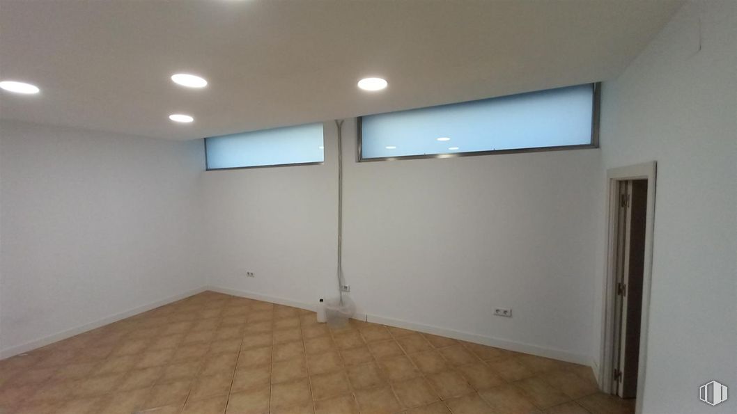 Retail for sale & for rent at Calle Abastos, 94, Aranjuez, Madrid, 28300 with flooring, floor, ceiling, interior design, lighting, room, tile flooring, glass, light fixture and daylighting around