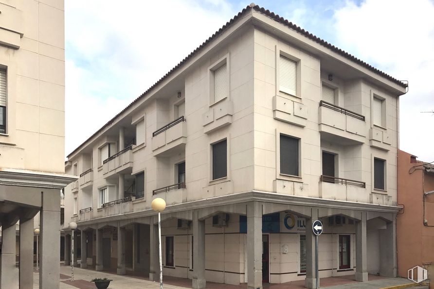 Retail for rent at Calle Mora, 4, Sonseca, Toledo, 45100 with building, cloud, sky, window, property, urban design, condominium, door, neighbourhood and residential area around