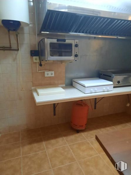 Retail for sale & for rent at Calle Santa Teresa, Gálvez, Toledo, 45164 with microwave oven, table, home appliance, building, sink, interior design, floor, wood, flooring and gas around