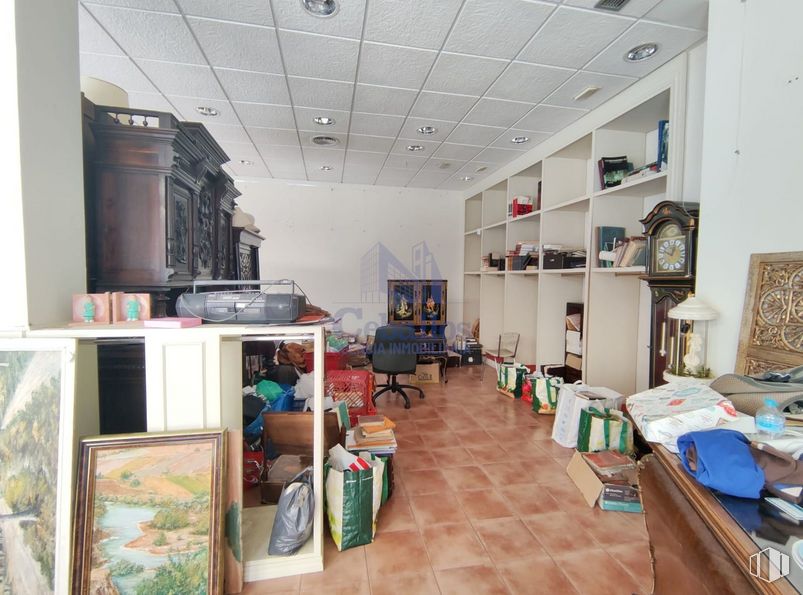 Retail for rent at Calle Barrionuevo, Guadalajara, 19001 with painting, picture frame, furniture, shelving, flooring, art, table, wood, shelf and ceiling around