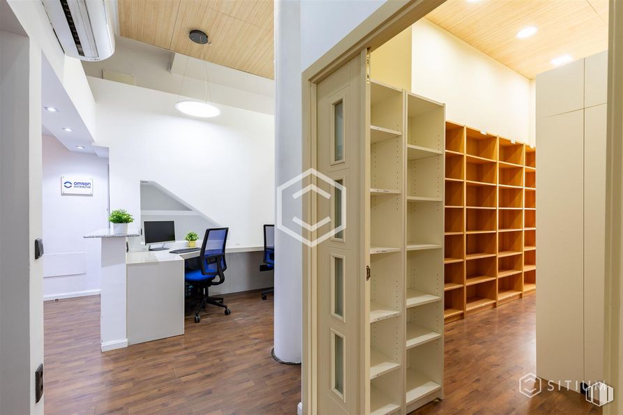 Oficina en alquiler y venta en Avenida Industria, 37, Tres Cantos, Madrid, 28760 con lámpara, silla, mueble, propiedad, ebanistería, escritorio, madera, accesorio, estantería y interiorismo alrededor