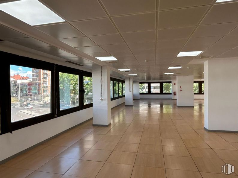 Oficina en alquiler en Calle Orense, 70, Tetuán, Madrid, 28020 con lámpara, alumbrado, edificio, accesorio, ventana, suelo, suelos, techo, vidrio y edificio comercial alrededor