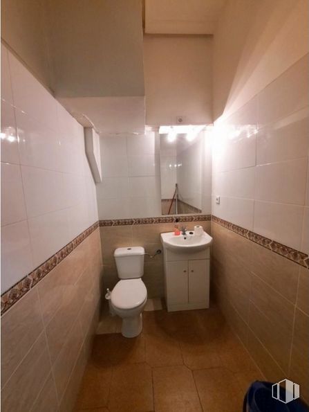 Local en alquiler en Zona Buenavista, Toledo, 45005 con inodoro, mueble de baño, propiedad, fregadero, edificio, accesorio de fontanería, lavabo de baño, baño, accesorio y grifo alrededor