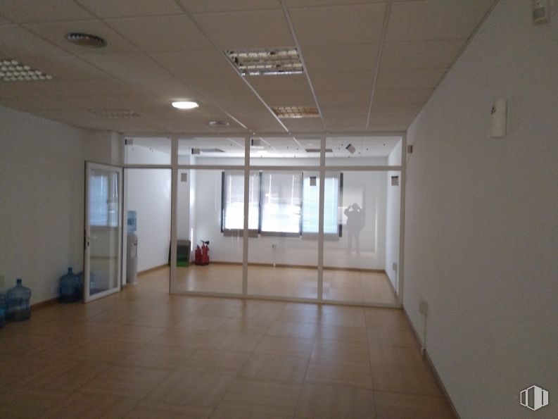 Office for sale at Calle Gamonal, Villa de Vallecas, Madrid, 28031 with window, door, building, fixture, hall, floor, flooring, ceiling, glass and wood around