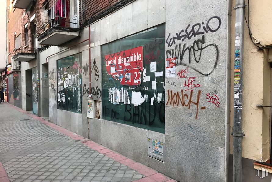 Retail for sale at Calle Espinar, Carabanchel, Madrid, 28025 with window, handwriting, building, neighbourhood, graffiti, art, font, wall, fixture and city around