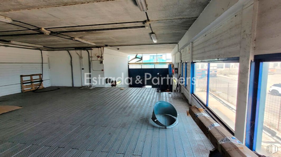 Industrial for rent at Calle Resina, Villaverde, Madrid, 28021 with building, flooring, floor, wood, ball, leisure, hall, ceiling, swimming pool and roof around