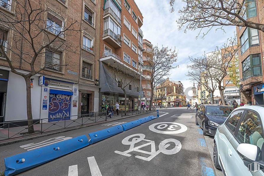 Local en alquiler en Calle Francos Rodríguez, 15, Tetuán, Madrid, 28039 con coche, edificio, ventana, cielo, nube, superficie de la carretera, infraestructura, asfalto, vía pública y diseño urbano alrededor