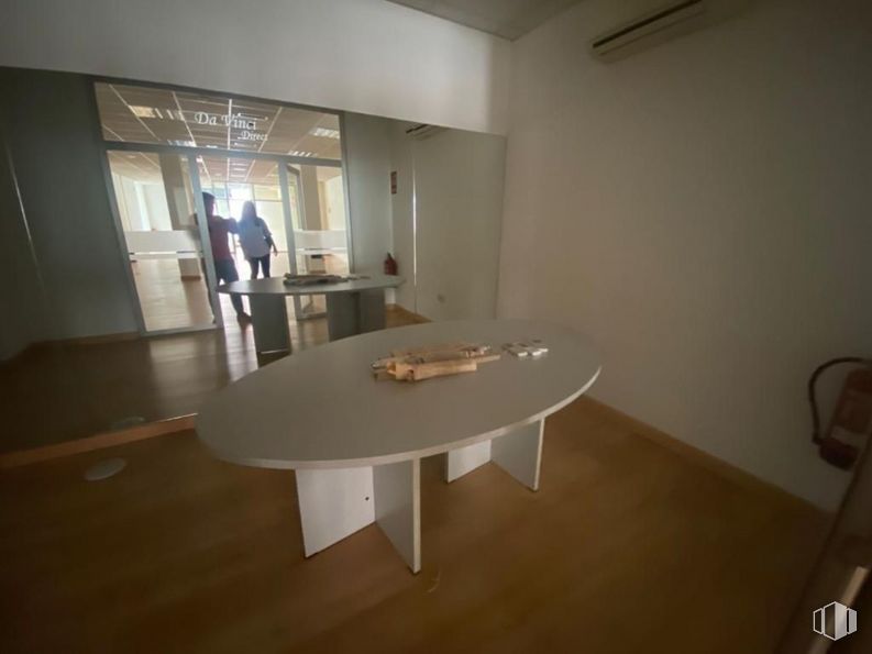 Local en alquiler en Zona centro, Alcorcón, Madrid, 28921 con mesa, mueble, silla, madera, interiorismo, hall, suelo, edificio, suelos y madera dura alrededor