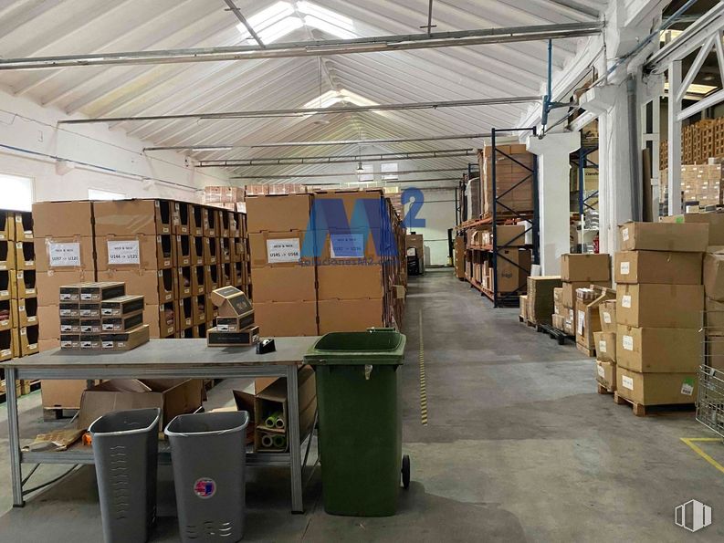 Industrial for sale at Polígono industrial San Fernando, San Fernando de Henares, Madrid, 28830 with table, floor, flooring, ceiling, warehouse, shipping box, shelving, box, inventory and cardboard packaging around