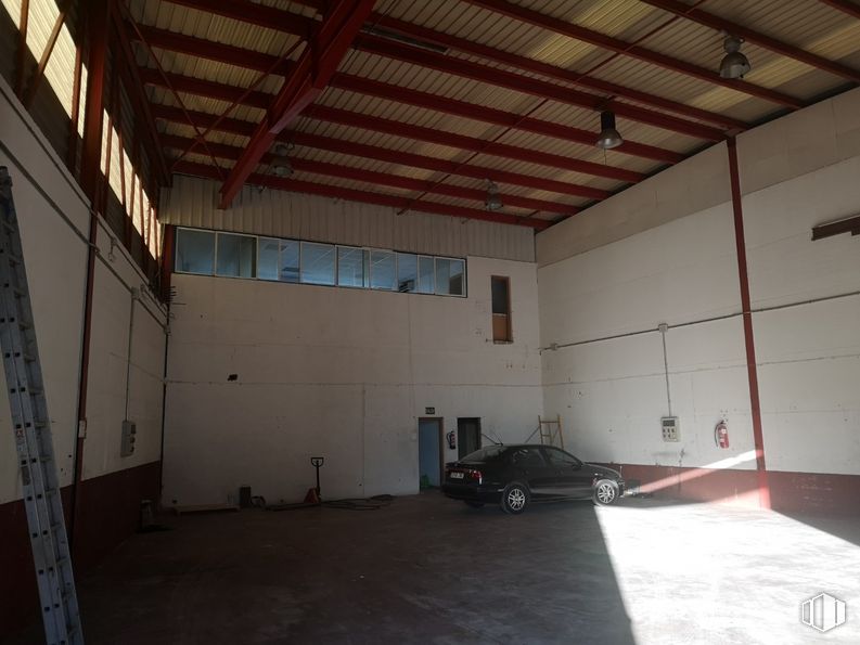 Nave en venta en Polígono Industrial Rompecubas, Valdemoro, Madrid, 28341 con coche, ventana, edificio, pasillo, pavimento, piso, madera, techo, accesorio y vehículo alrededor