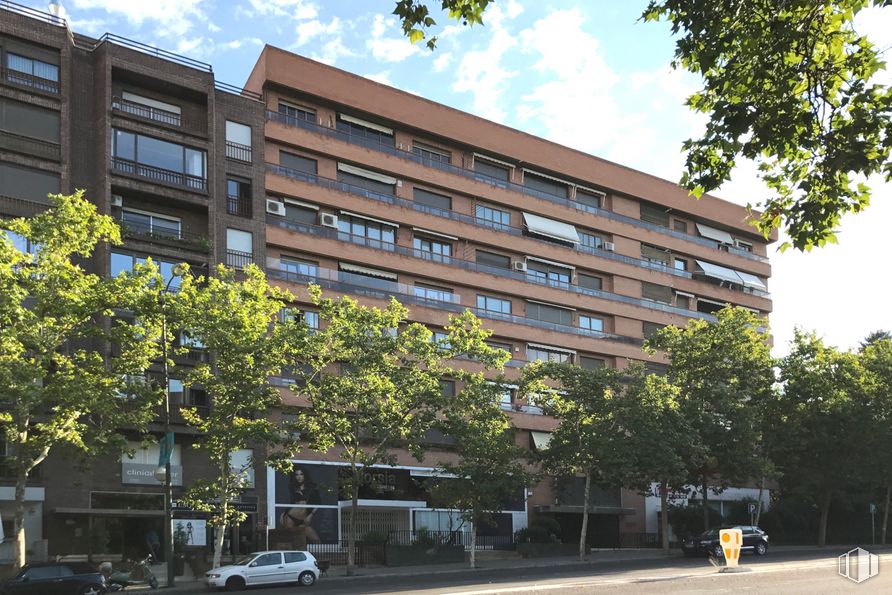 Local en venta en Avenida de Alberto Alcocer, 29, Chamartín, Madrid, 28036 con edificio, ventana, coche, cielo, nube, árbol, arquitectura, diseño urbano, planta y barrio alrededor