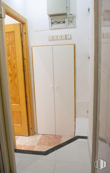 Local en venta en Calle Palencia, 50, Tetuán, Madrid, 28020 con puerta, ebanistería, accesorio, asa, suelo, madera, gas, suelos, electrodomésticos y rectángulo alrededor