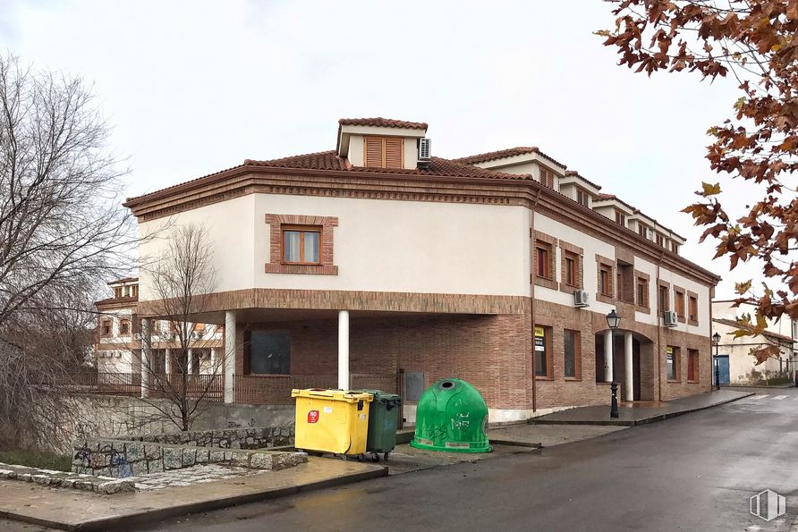 Retail for sale at Calle San Sebastián, 6, Valdetorres de Jarama, Madrid, 28150 with window, house, building, sky, property, tree, waste container, fixture, cloud and neighbourhood around