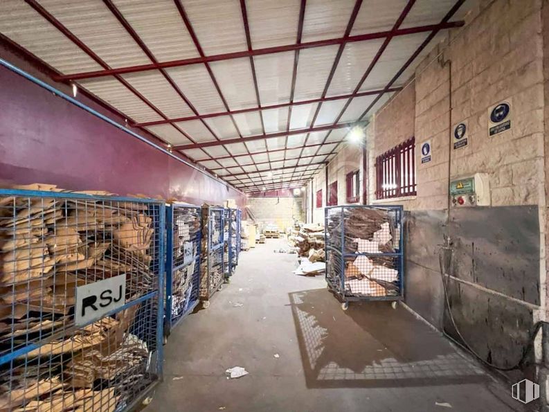 Industrial for sale at Calle Bell, Getafe, Madrid, 28906 with floor, flooring, ceiling, composite material, metal, warehouse, building material, shelving, steel and factory around