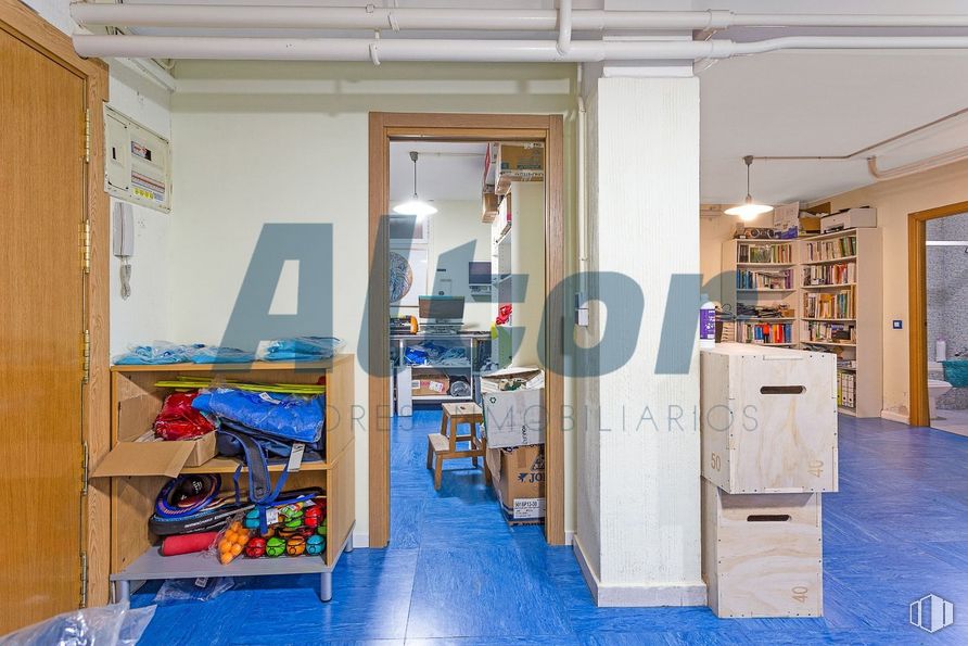 Local en venta en Calle Virgen del Portillo, Ciudad Lineal, Madrid, 28027 con equipaje y bolsos, estante, estantería, madera, archivar, diseño de interiores, puerta, pavimentos, piso y mesa alrededor