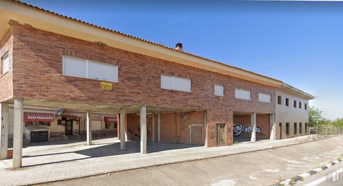 Local en alquiler y venta en Calle Madrid, 15, Torres de la Alameda, Madrid, 28813 con ventana, casa, cielo, sombra, madera, edificio, diseño urbano, ladrillo, fachada y edificio comercial alrededor