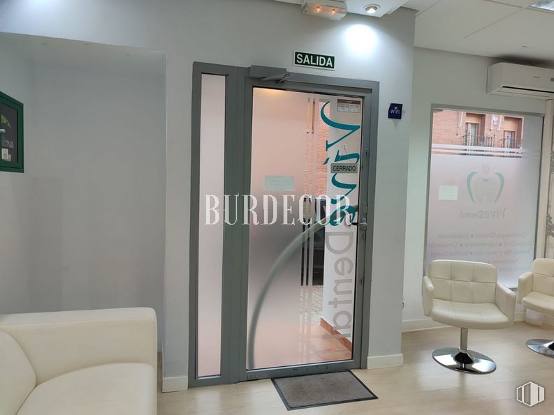 Local en venta en Zona centro, Moraleja de Enmedio, Madrid, 28950 con silla, puerta, mueble, edificio, accesorio, suelo, suelos, inmobiliario, puerta del vehículo y techo alrededor