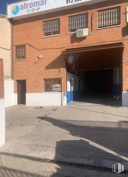 Industrial for rent at Calle Pirotecnia, 37, Vicálvaro, Madrid, 28052 with window, parking and building material around