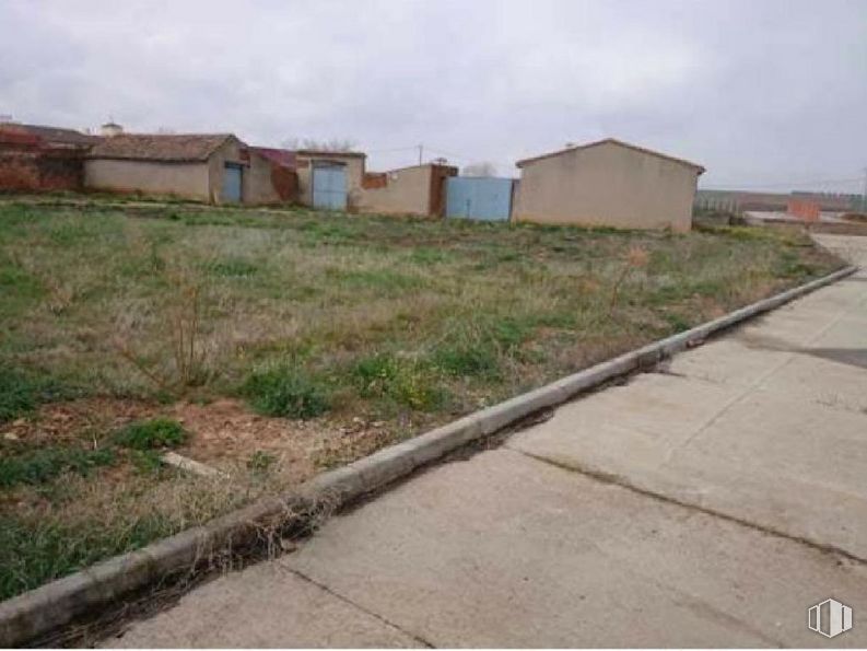 Land for sale at Travesía Abiertas, 5, San Bartolomé de las Abiertas, Toledo, 45654 with house, sky, cloud, land lot, grass, residential area, landscape, asphalt, plant and road surface around