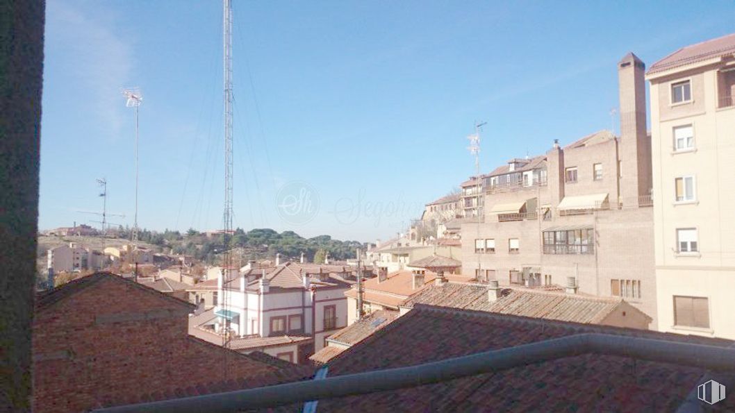 Office for sale at Avenida Acueducto, Segovia, 40001 with sky, window, building, cloud, house, residential area, television antenna, urban design, roof and city around