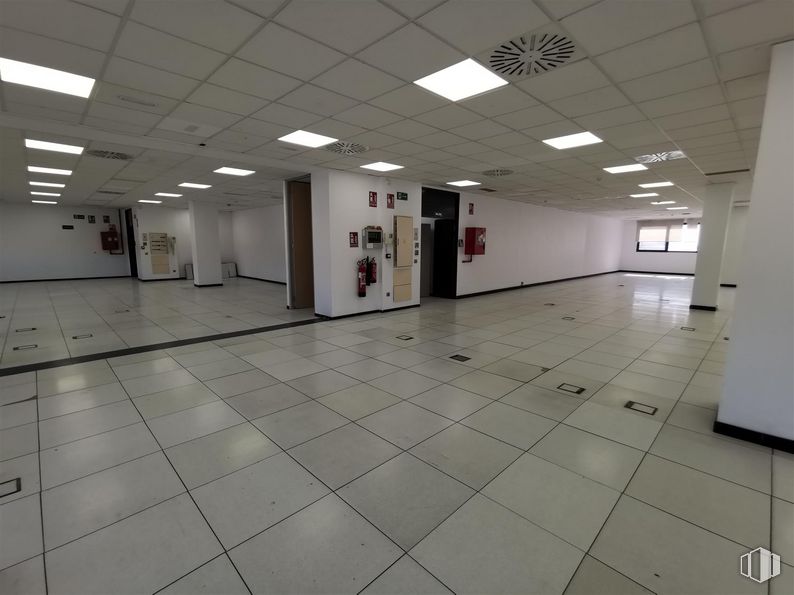 Oficina en alquiler en Calle Haya, 4, Carabanchel, Madrid, 28044 con alumbrado, lámpara, accesorio, suelos, suelo, edificio, hall, techo, vidrio y espacio alrededor