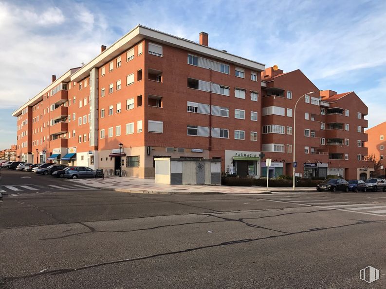 Local en alquiler y venta en Calle Prado de Taracena, 9, Guadalajara, 19005 con edificio, nube, cielo, propiedad, ventana, neumático, rueda, superficie de carretera, asfalto y luz de la calle alrededor