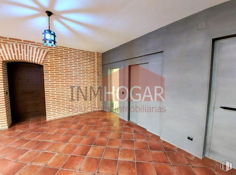 Office for sale & for rent at Plaza del Salvador, Arévalo, Ávila, 05200 with lighting, door, wood, fixture, interior design, floor, wall, flooring, real estate and brick around