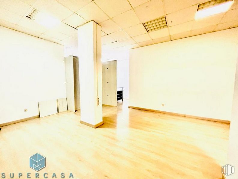 Retail for sale & for rent at Ronda Buenavista, Toledo, 04005 with building, wood, fixture, hall, interior design, flooring, floor, hardwood, laminate flooring and ceiling around