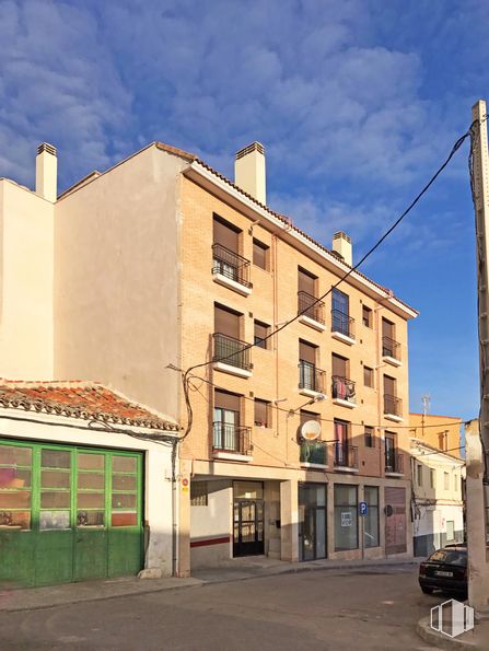 Retail for sale at Plaza Pilarejo, 6, Ocaña, Toledo, 45300 with building, car, cloud, sky, window, house, street light, urban design, wood and residential area around