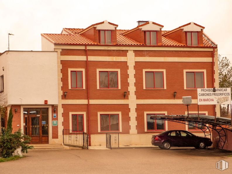 Local en alquiler y venta en Calle Cr N-5 Carabias, 1, Pradales, Segovia, 40540 con ventana, coche, edificio, planta, puerta, neumático, rueda, vehículo, cielo y casa alrededor