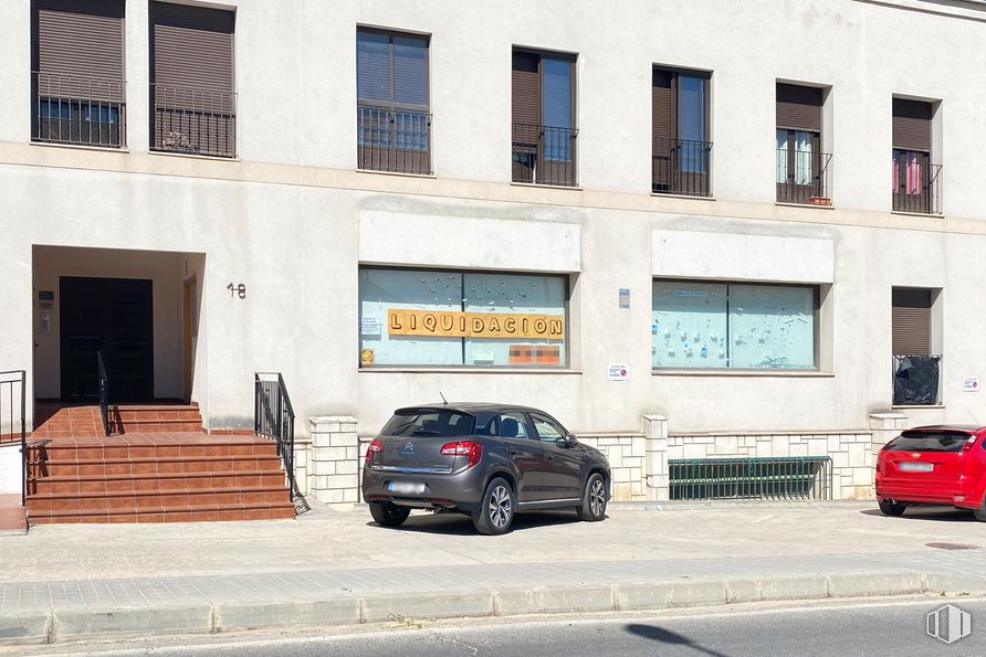 Retail for rent at Carretera Madrid, 18, Chinchón, Madrid, 28370 with car, window, building, automotive parking light, land vehicle, tire, wheel, vehicle, automotive tail & brake light and automotive design around