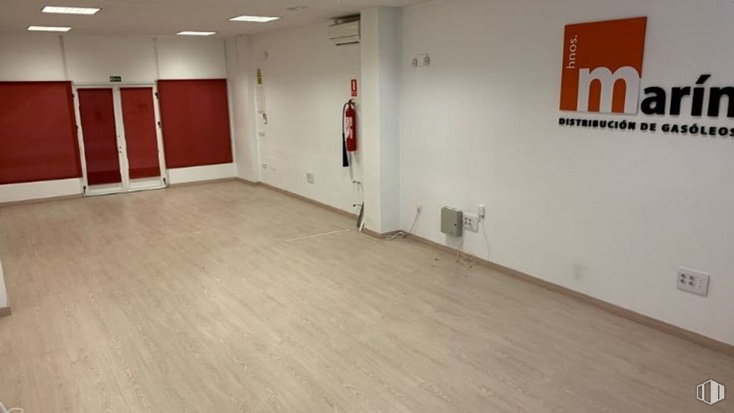 Retail for sale & for rent at Avenida Castilla La Mancha, Cuenca, 16003 with door, wood, fixture, flooring, hall, floor, hardwood, laminate flooring, event and font around