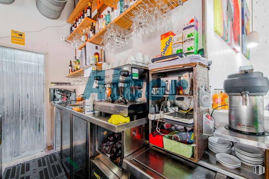 Retail for sale & for rent at Calle Barrilero, Retiro, Madrid, 28007 with tableware, countertop, shelf, kitchen, kitchen appliance, major appliance, restaurant, houseplant, shelving and cabinetry around