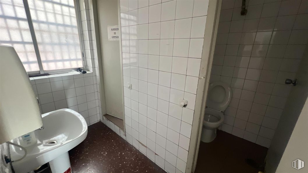 Retail for rent at Zona Conde Casal, Retiro, Madrid, 28007 with toilet, window, sink, floor, flooring, plumbing fixture, composite material, plumbing, bathroom and tile around