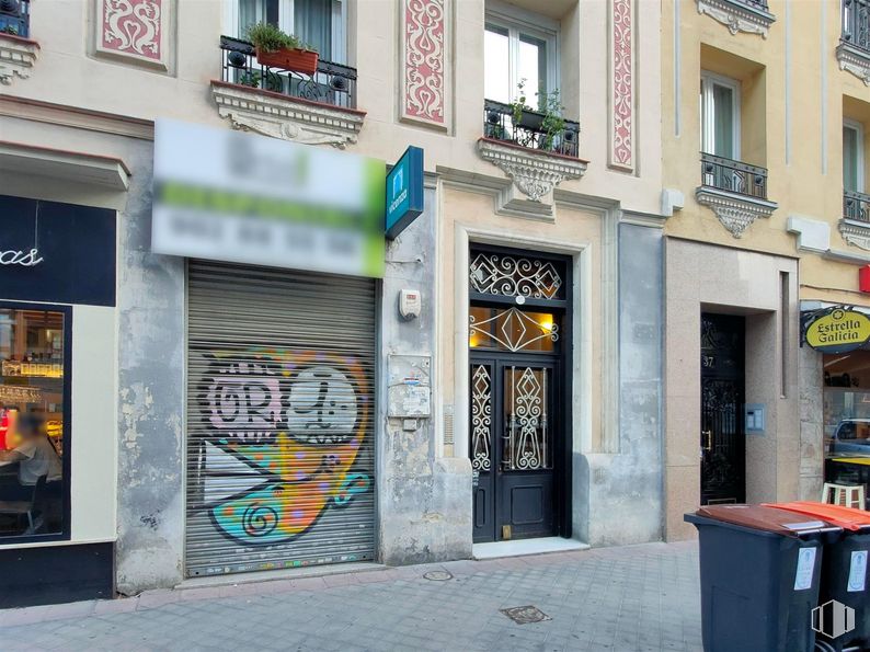 Local en venta en Calle Fuente del Berro,  35, Salamanca, Madrid, 28009 con contenedor de basura, puerta, persona, ventana, accesorio, edificio, barrio, fuente, contención de residuos y fachada alrededor