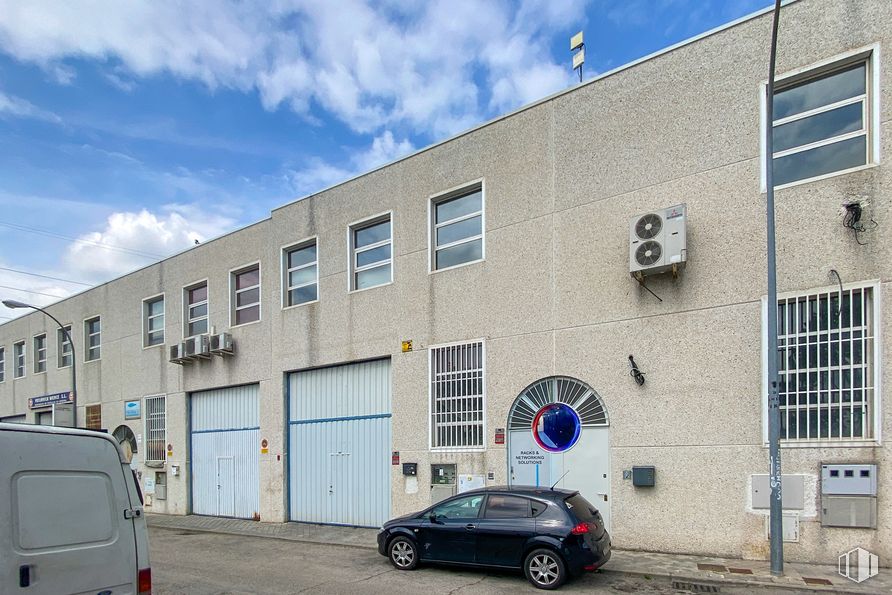 Nave en venta en Calle Batres, 2, Alcorcón, Madrid, 28925 con coche, ventana, camioneta, luz de estacionamiento, nube, neumático, rueda, vehículo, cielo y propiedad alrededor